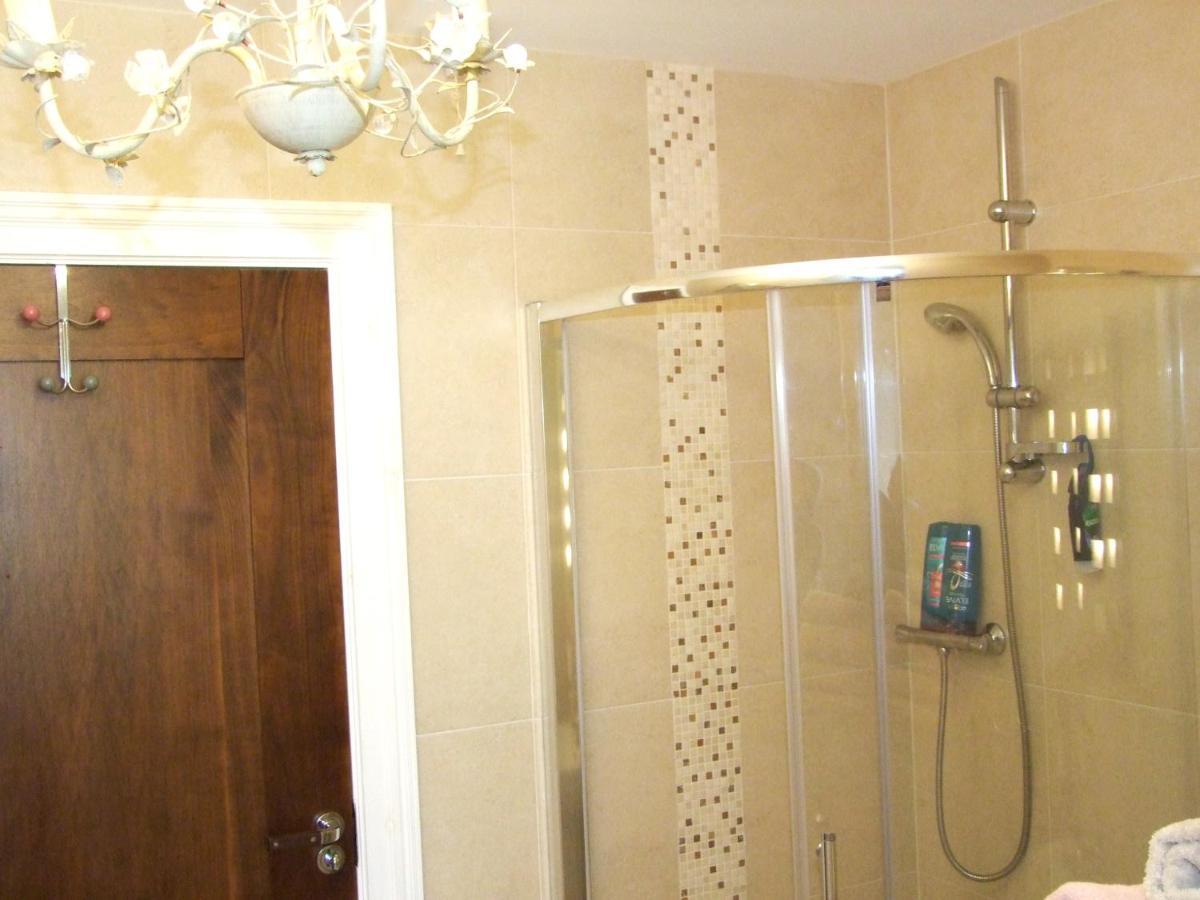 וויקלו Wonderful Setting Farmhouse Apartment מראה חיצוני תמונה